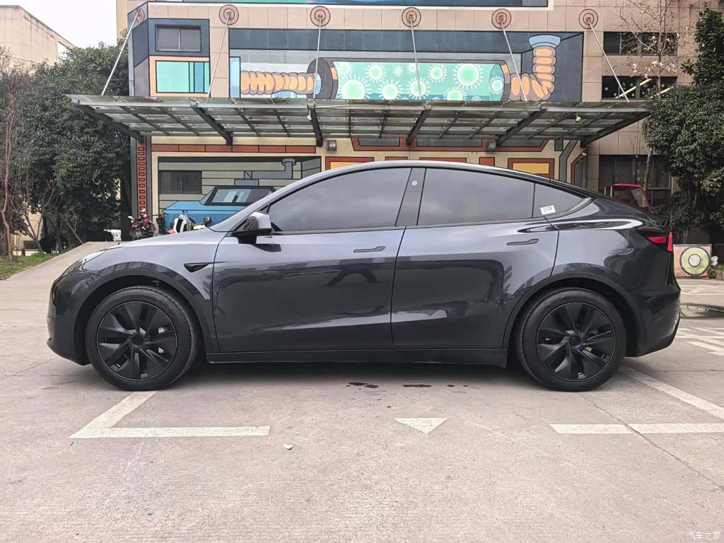 Tesla Model Y, 2024 16