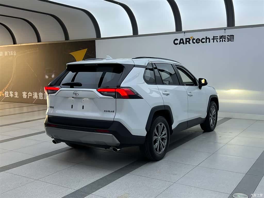 Toyota RAV4, 2024 4