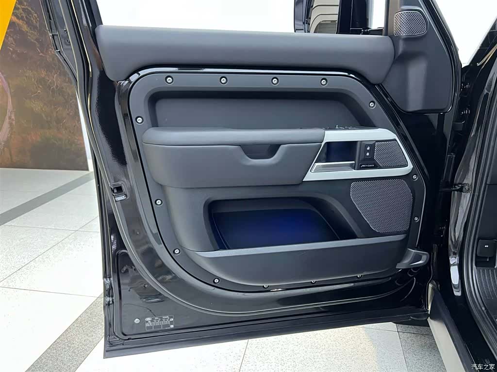 Land Rover Defender, 2024 12