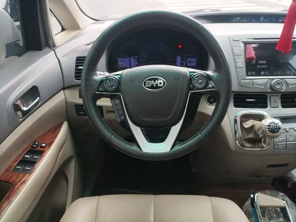 BYD M6