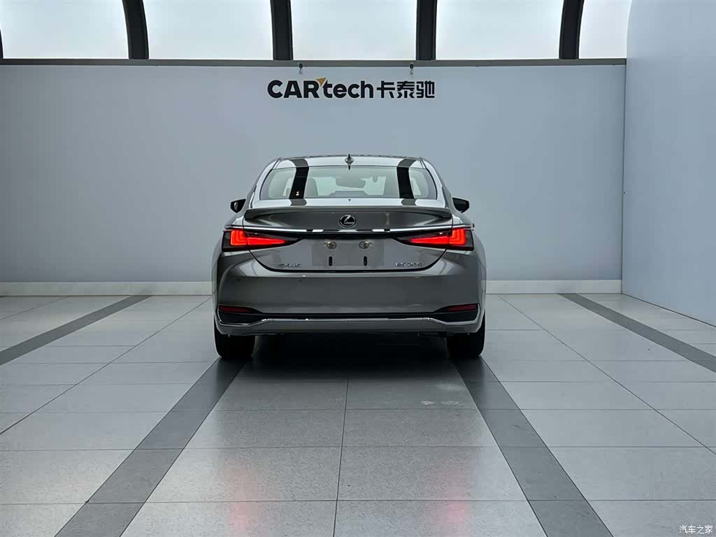 Lexus ES, 2023 4