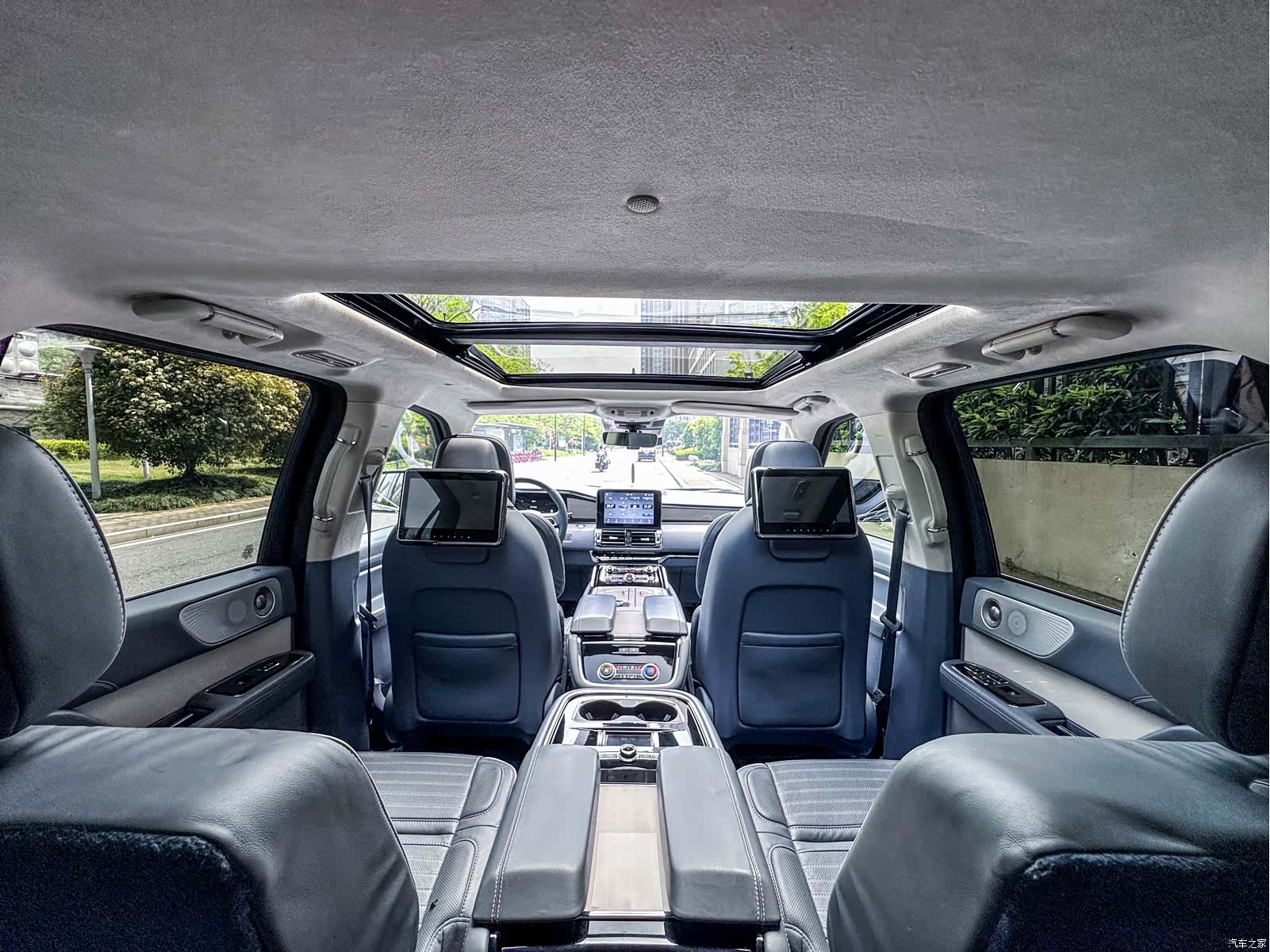 Lincoln Navigator, 2020 11