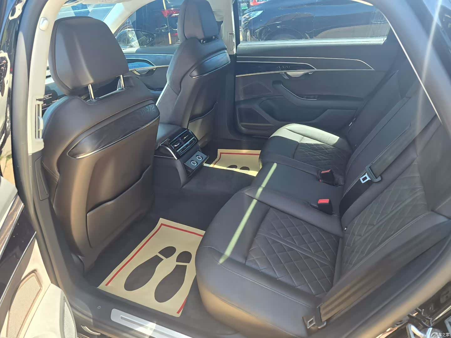 Audi A8L, 2022 3