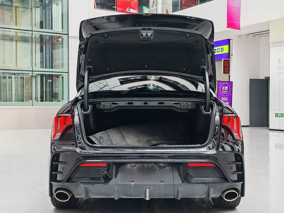 Lynk & Co 03 Lynk & Co 03