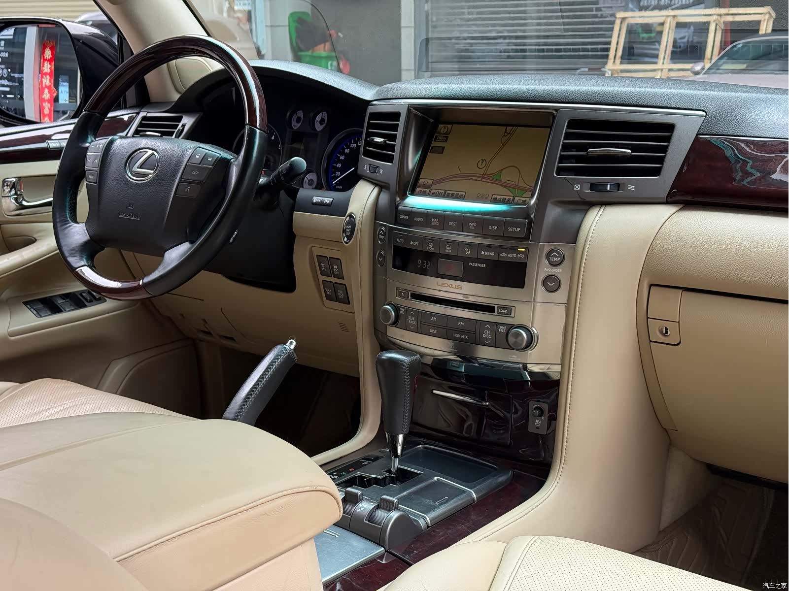 Lexus LX, 2010 14