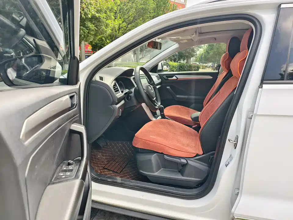 Volkswagen T-ROC exploring Songs