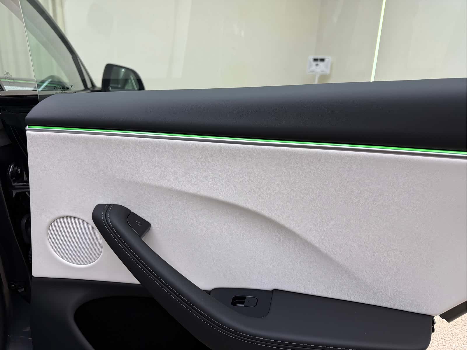 Tesla Model 3, 2024 37