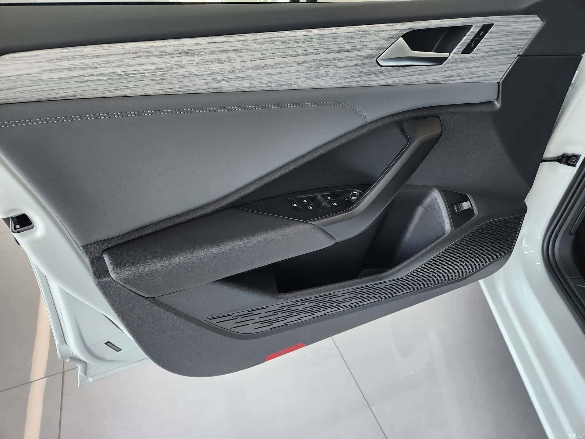 Volkswagen Sagitar, 2026 3