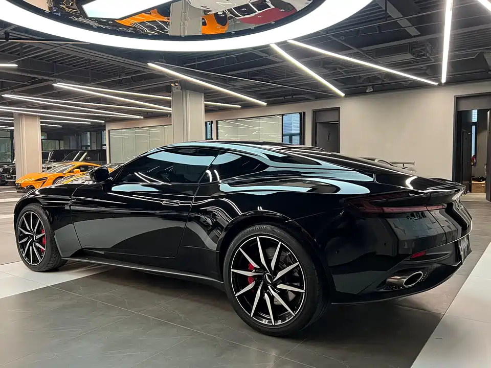 Aston Martin DB11