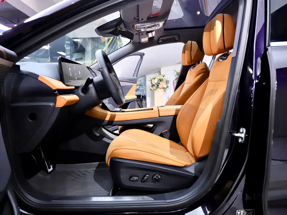 VOYAH Lantu chasing light