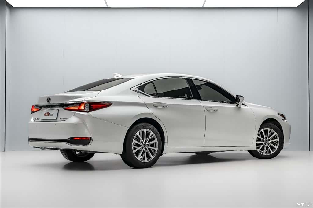 Lexus ES, 2023 7