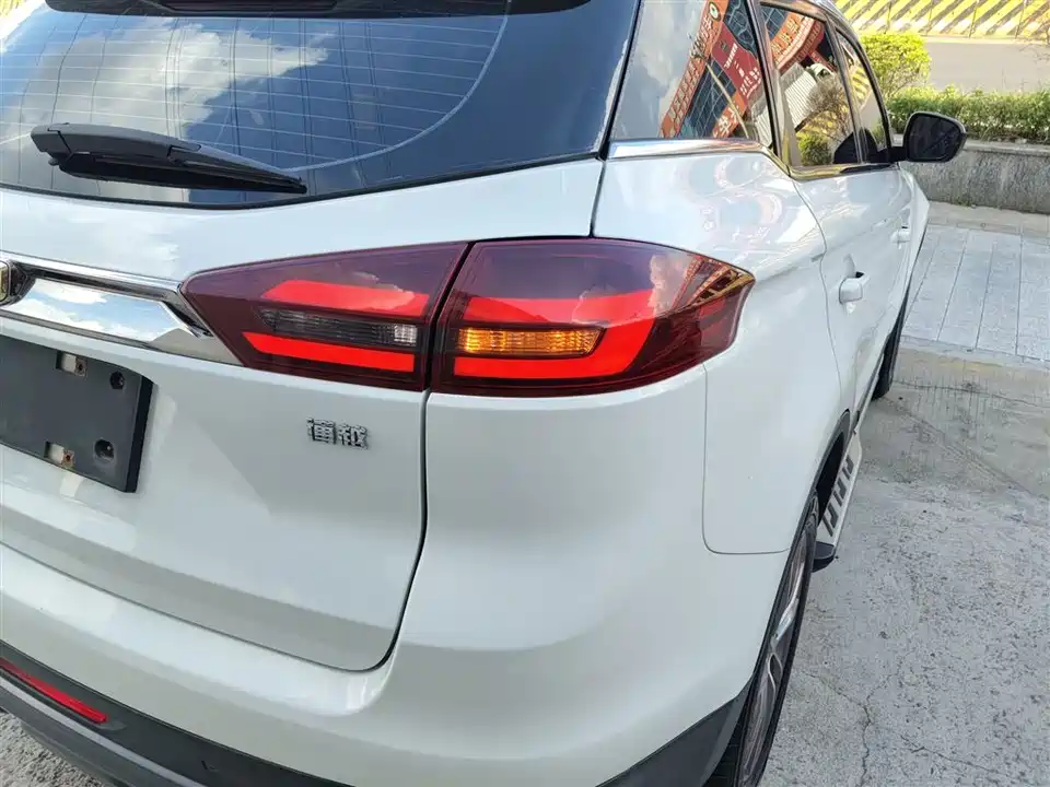 Geely Atlas