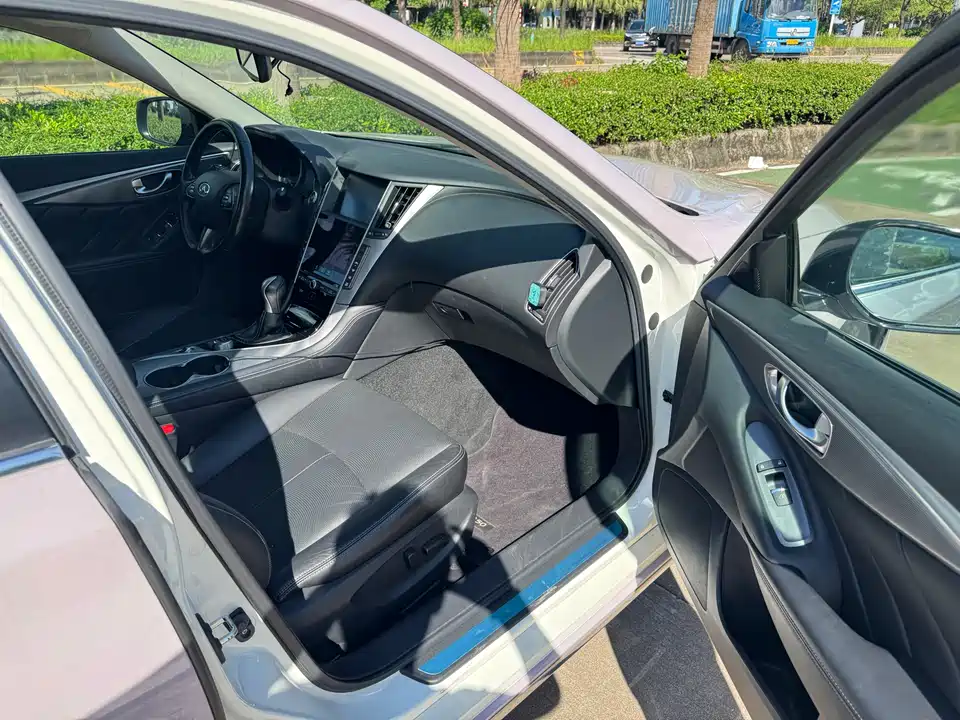 Infiniti Q50L