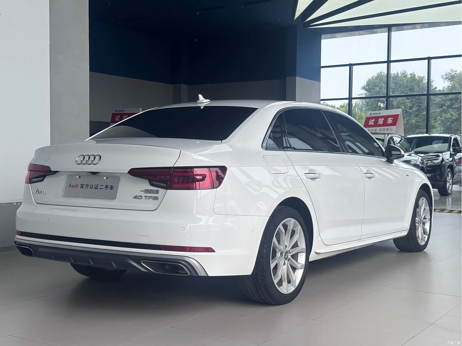 Audi A4L, 2019 все фото