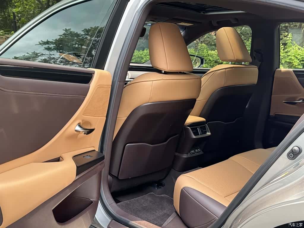 Lexus ES, 2019 все фото