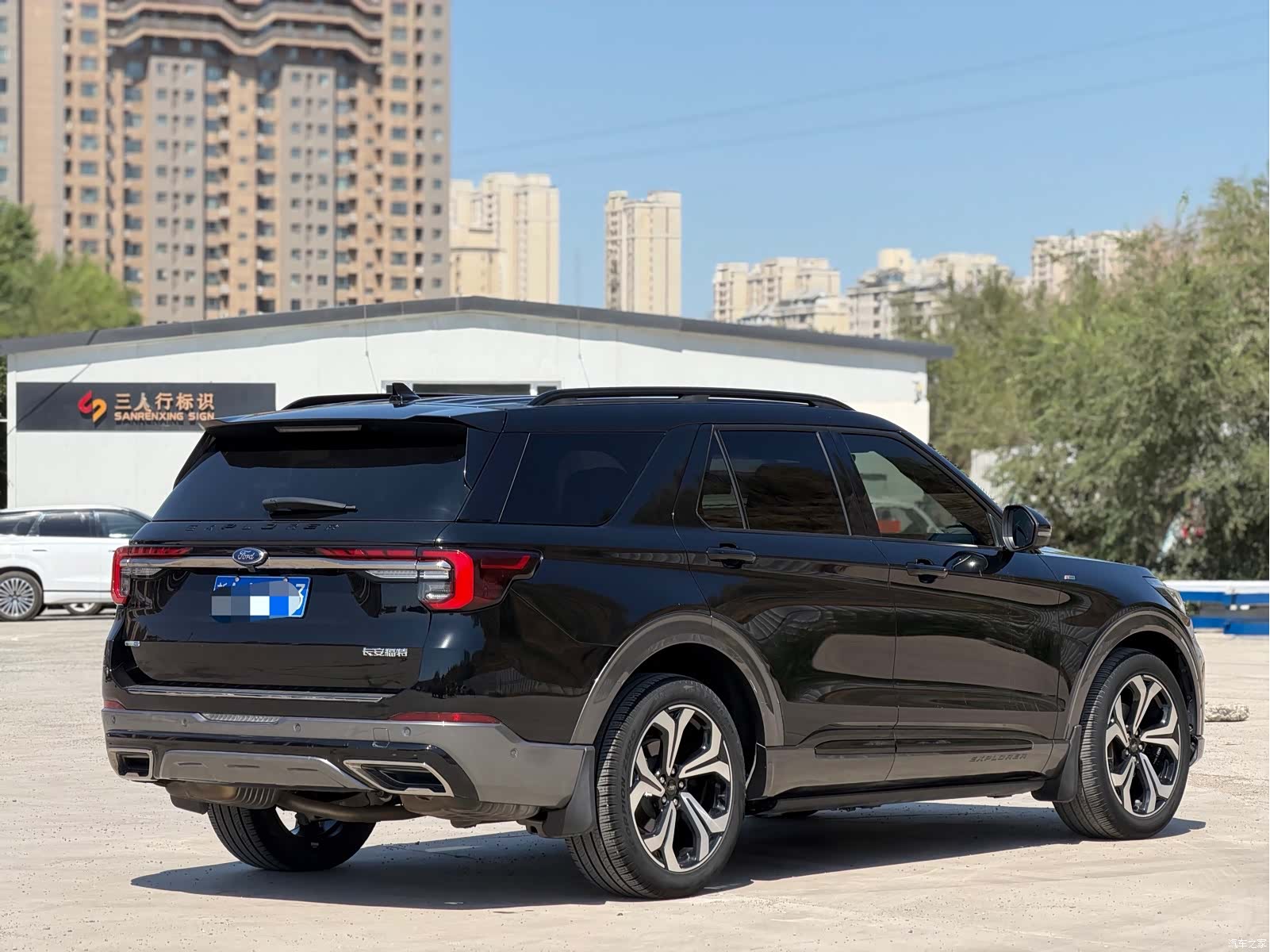 Ford Explorer, 2023 4