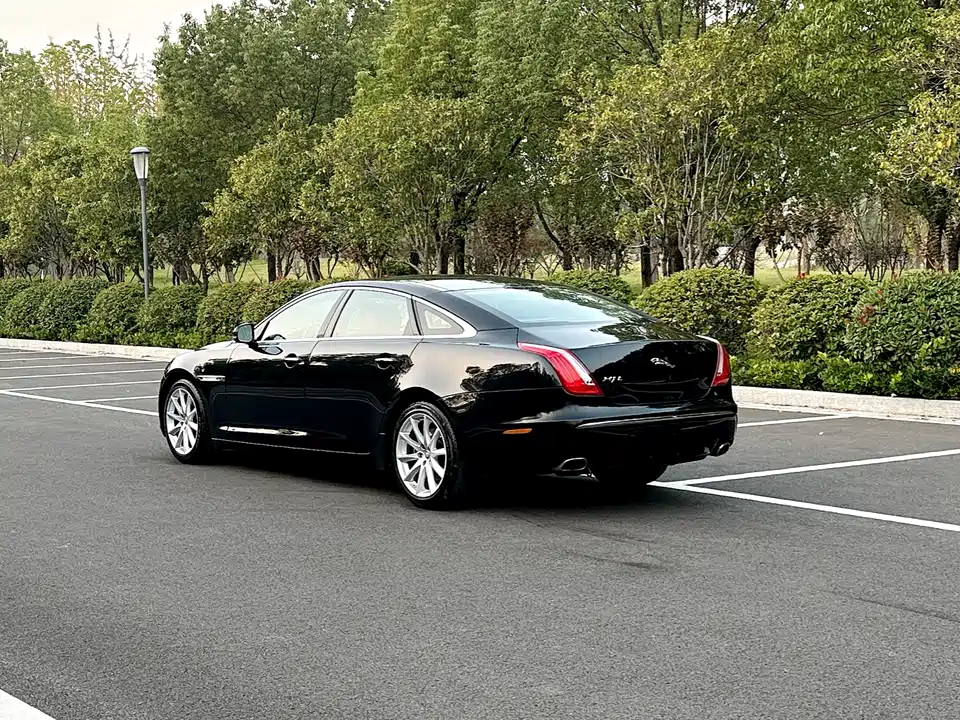 Jaguar XJ