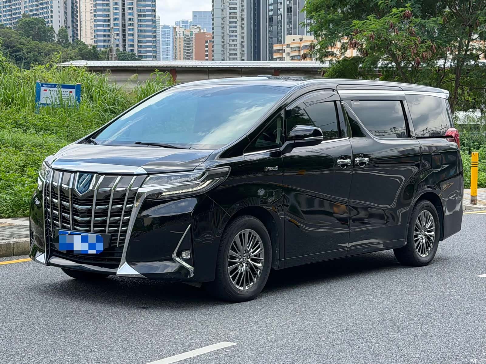 Toyota Alphard, 2022 1