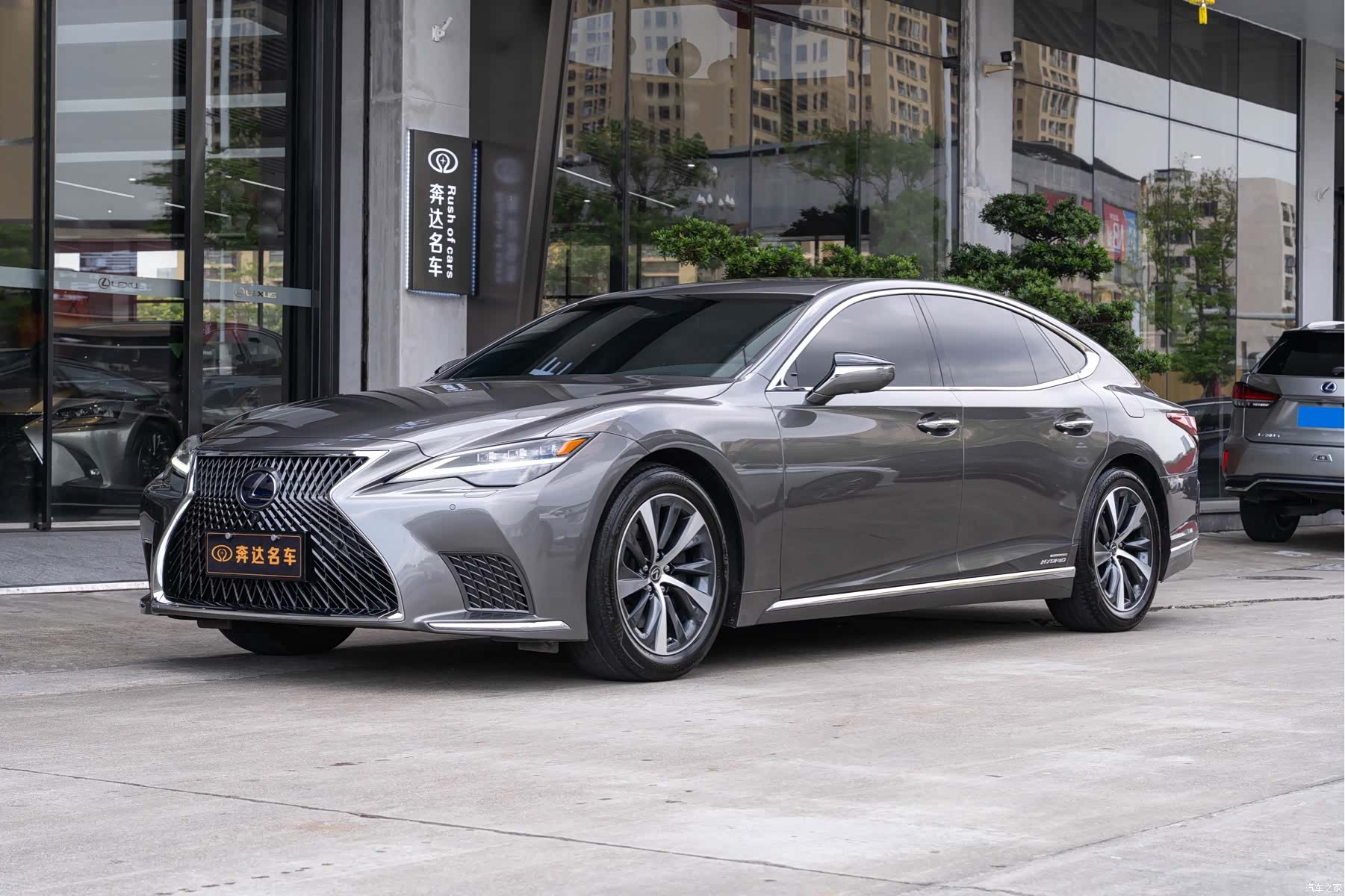 Lexus LS, 2022 1