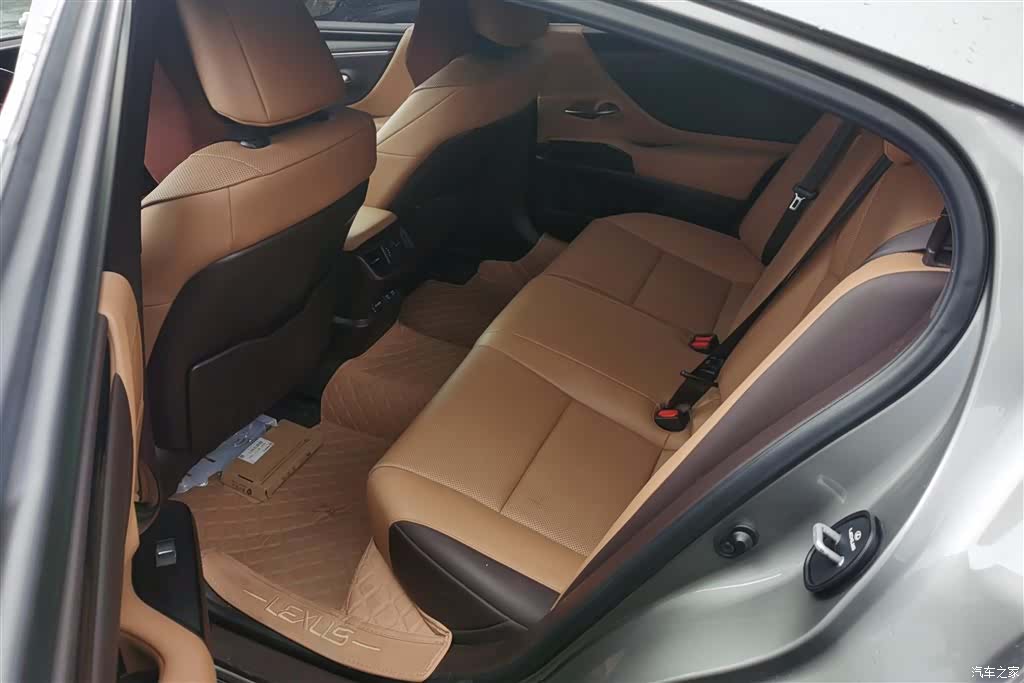 Lexus ES, 2021 11