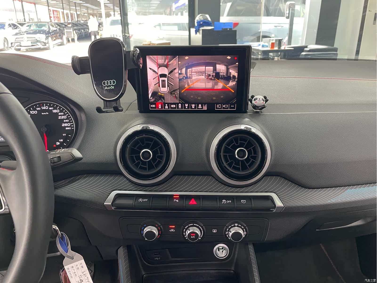 Audi Q2L, 2023 10