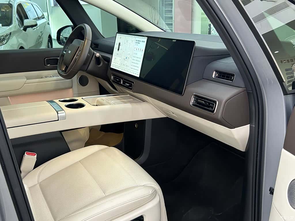 Li Auto MEGA, 2025 17