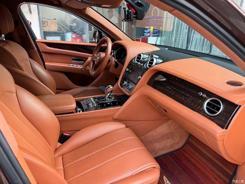 Bentley Bentayga, 2018 8