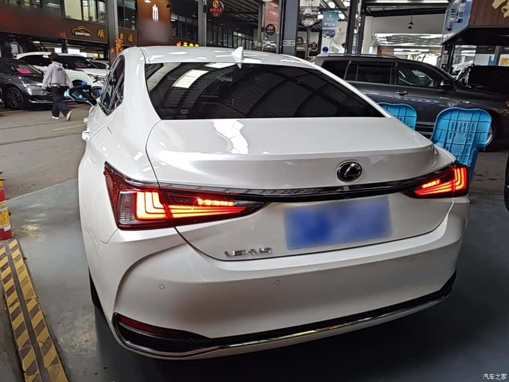 Lexus ES, 2022 все фото