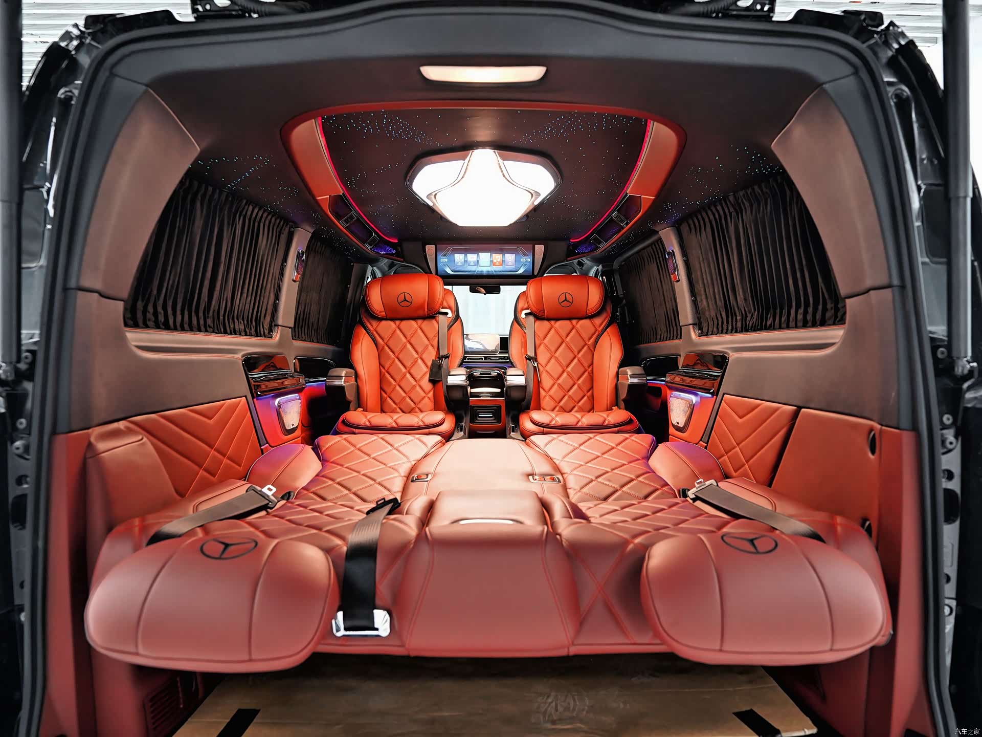 Mercedes-Benz 7, 2025 24
