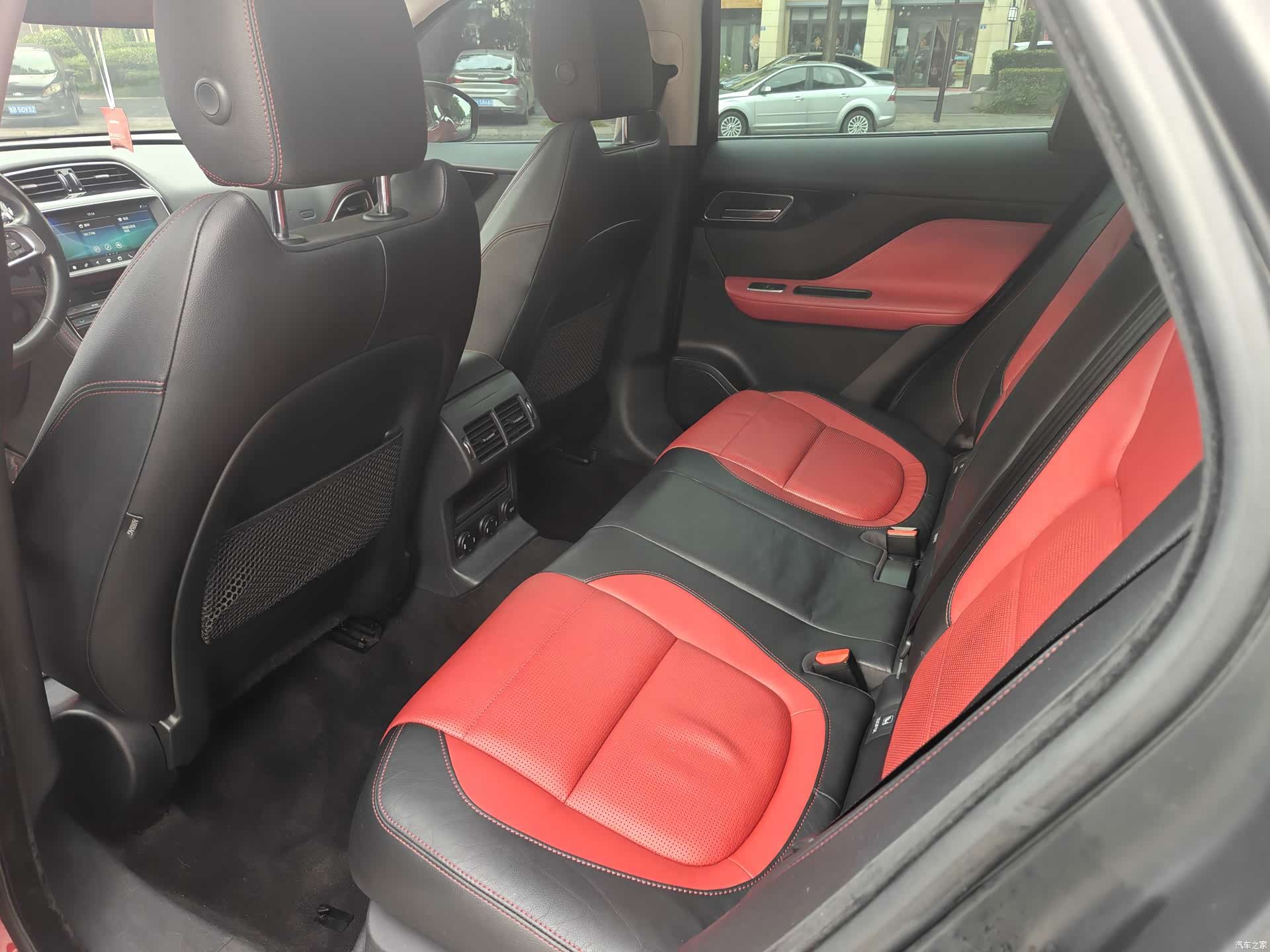 Jaguar F-PACE, 2017 все фото