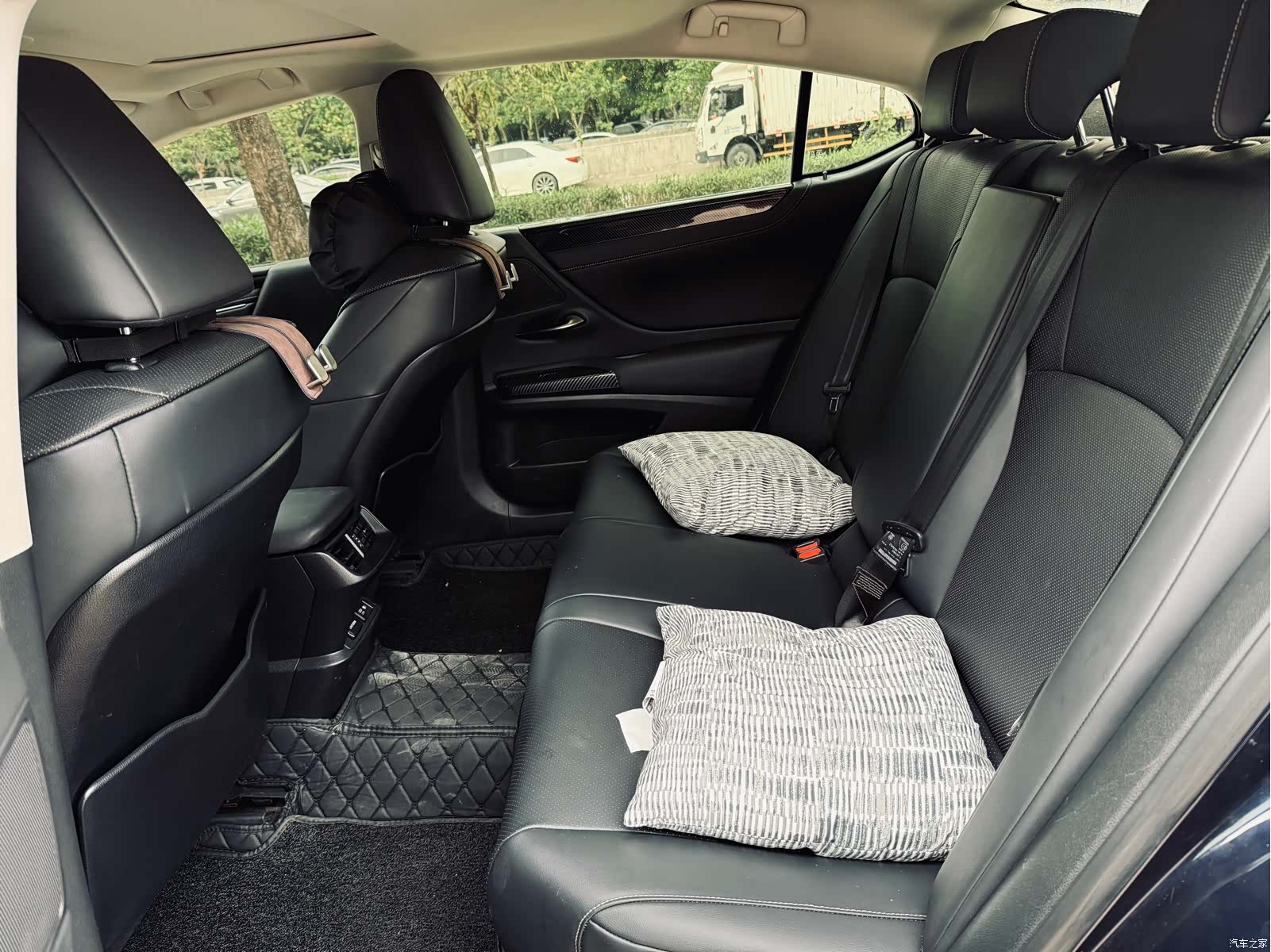 Lexus ES, 2019 21