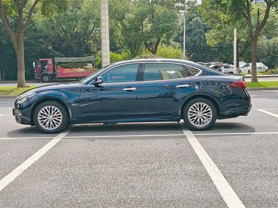 Infiniti Q70