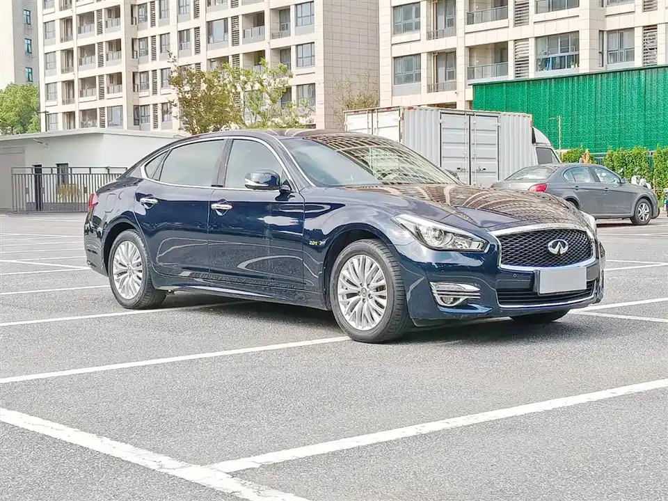 Infiniti Q70