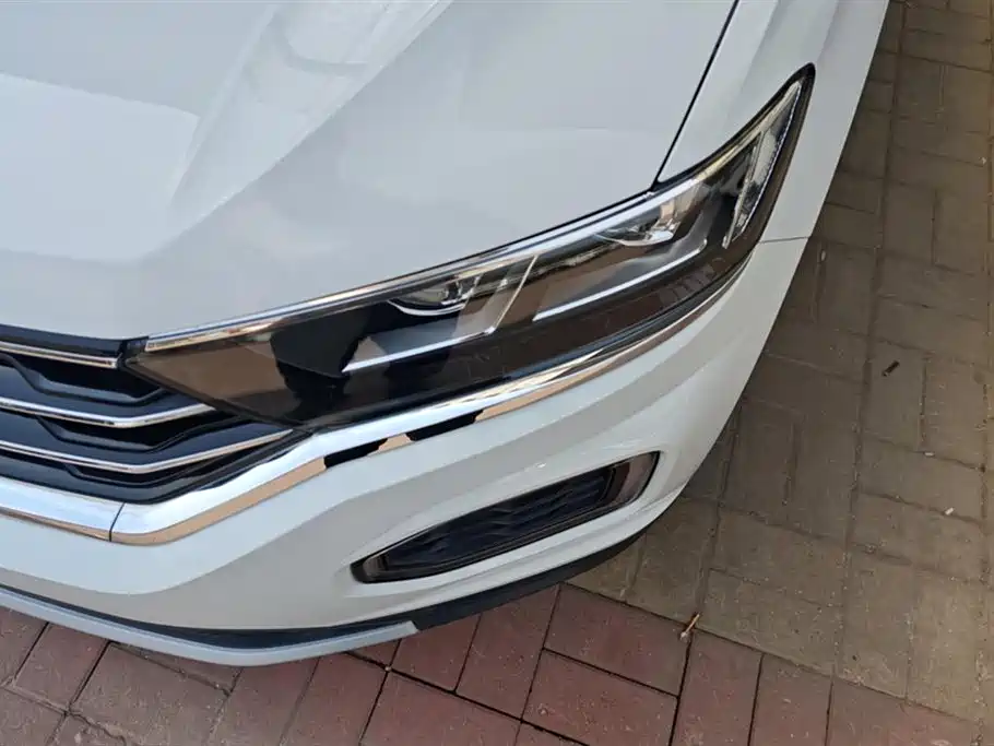 Volkswagen T-ROC exploring Songs