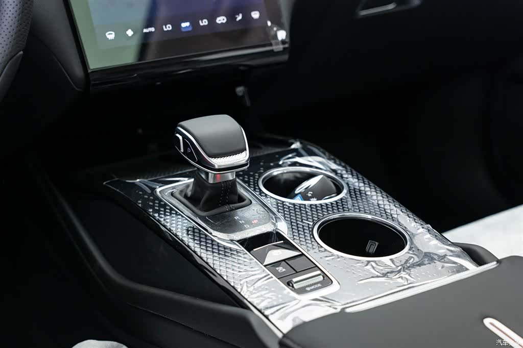 Hongqi HS3, 2025 17