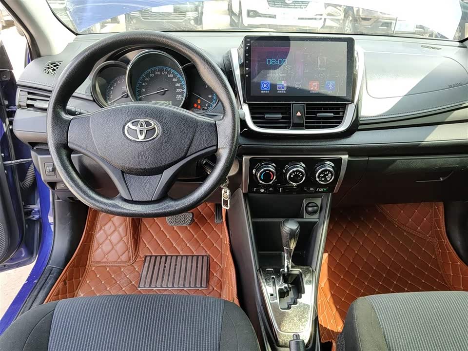 Toyota YARiS L to enjoy