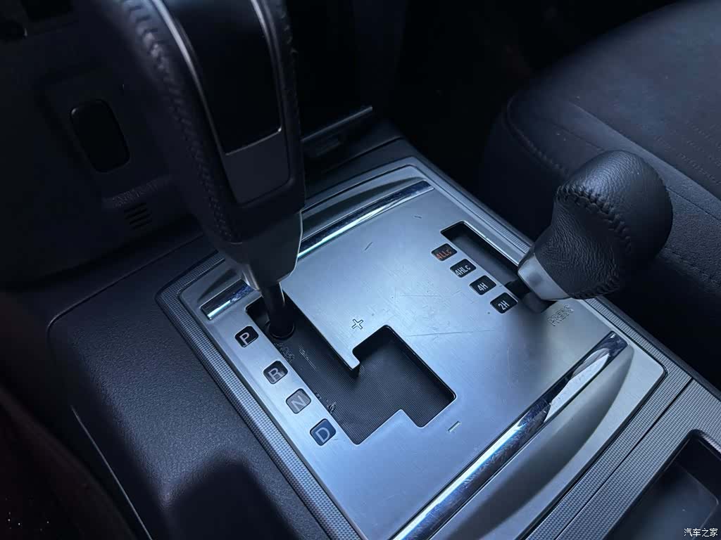 Mitsubishi Pajero, 2024 10