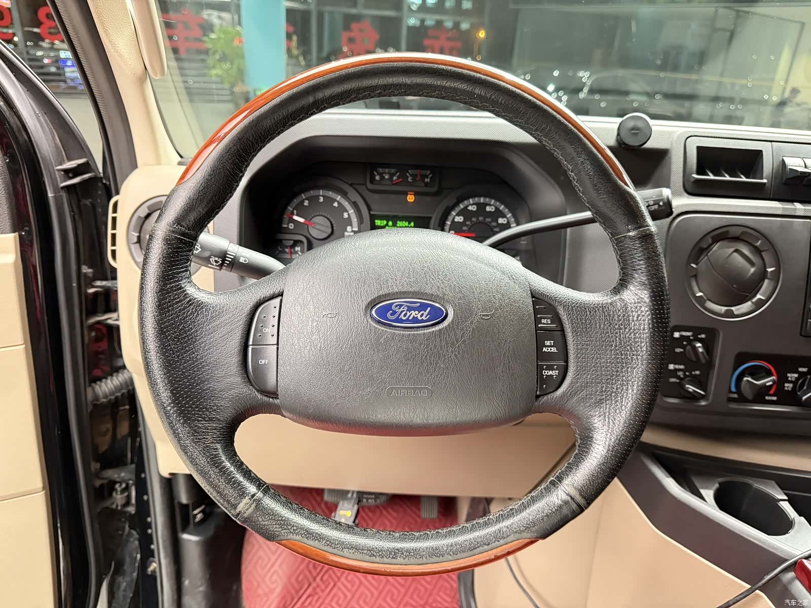 Ford E350, 2011 9