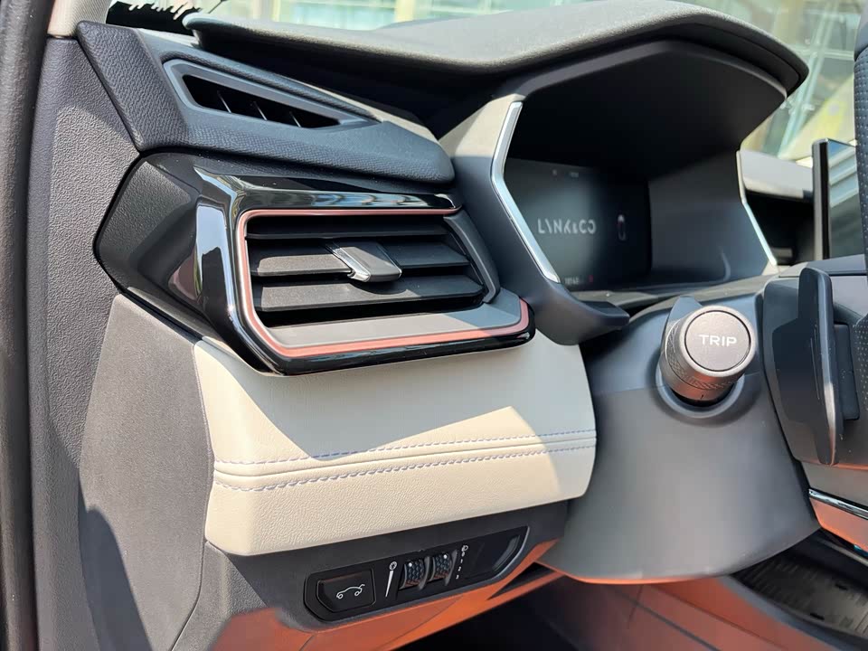 Lynk & Co 06