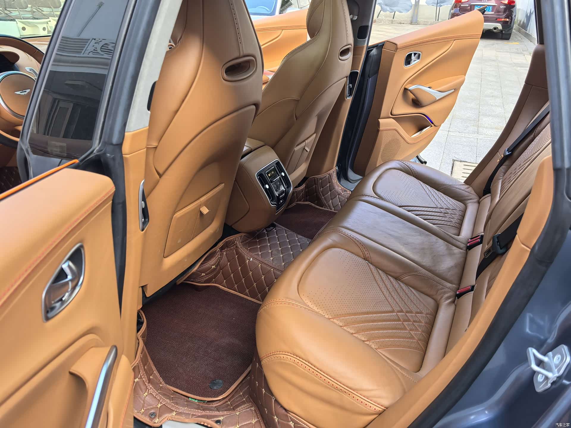 Aston Martin DBX, 2021 19