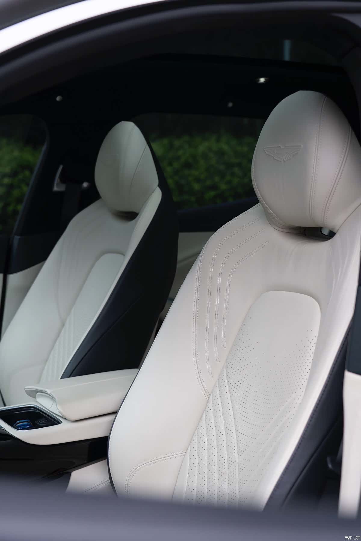 Aston Martin DBX, 2026 8