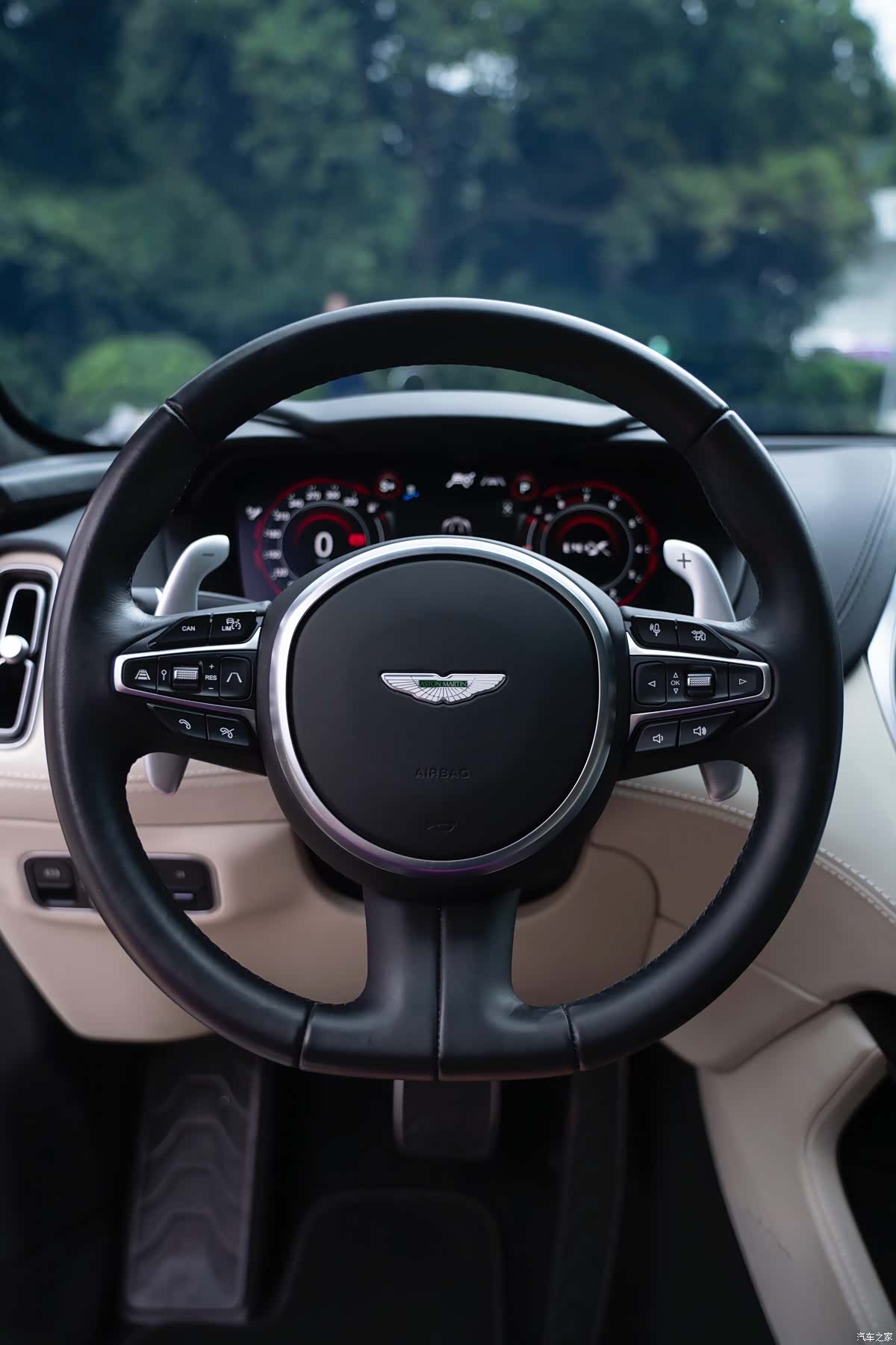 Aston Martin DBX, 2026 11
