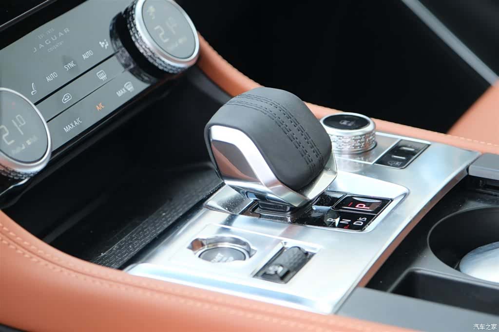 Jaguar F-PACE, 2025 16