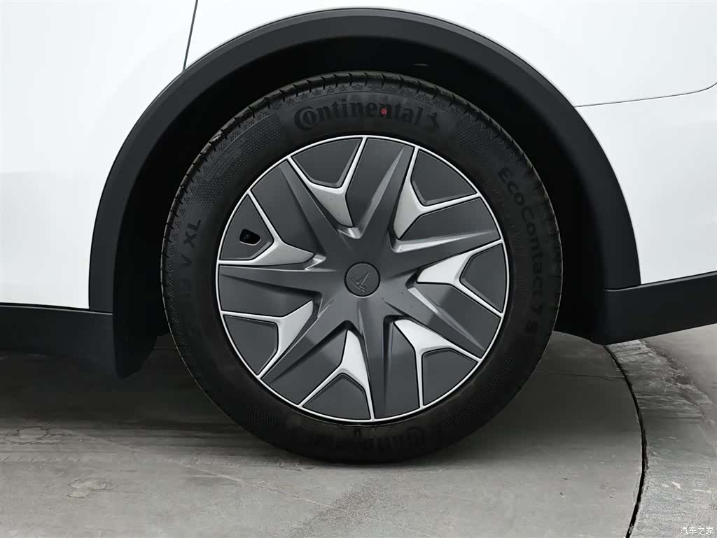 Tesla Model Y, 2025 8