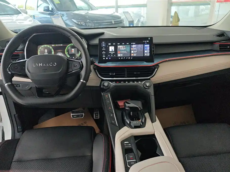 Lynk & Co 06