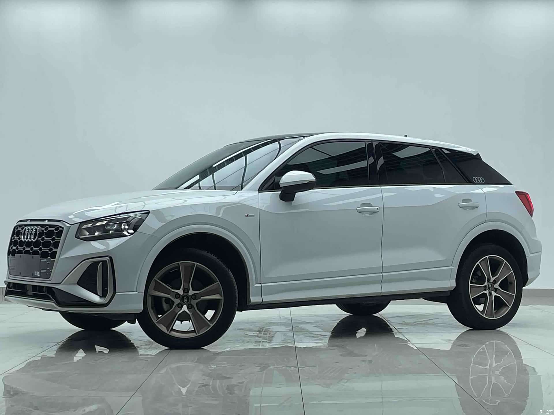 Audi Q2L, 2023 1