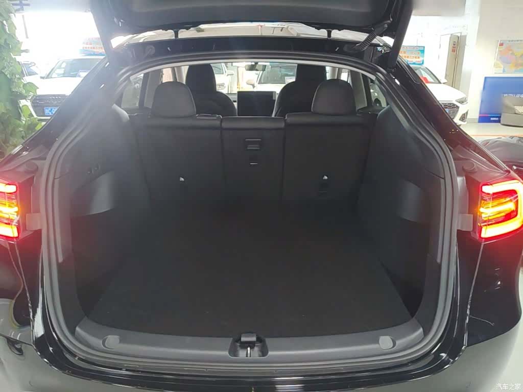 Tesla Model Y, 2023 19
