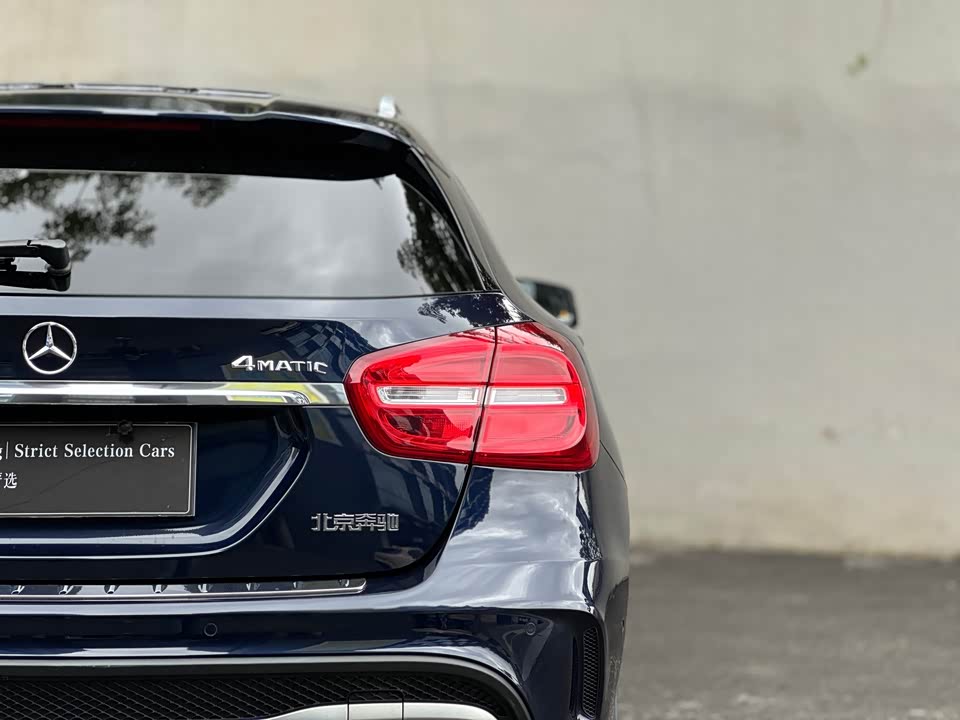 Mercedes-Benz GLA Mercedes-Benz GLA
