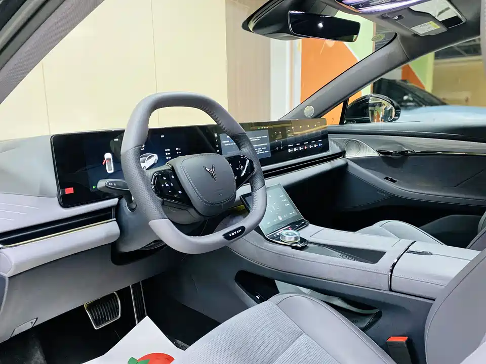 VOYAH Lantu chasing light