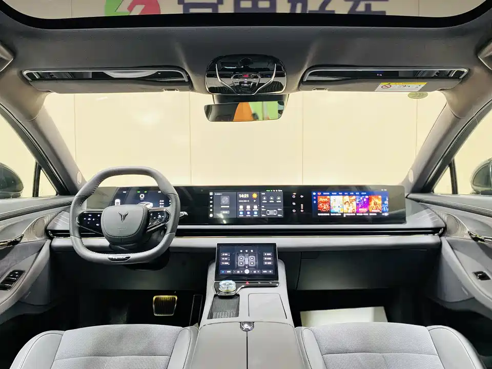 VOYAH Lantu chasing light